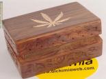 Caja de madera grabada 15x10x7 cm | Rel: Cajita redonda negra hojita dorada 5cms diám